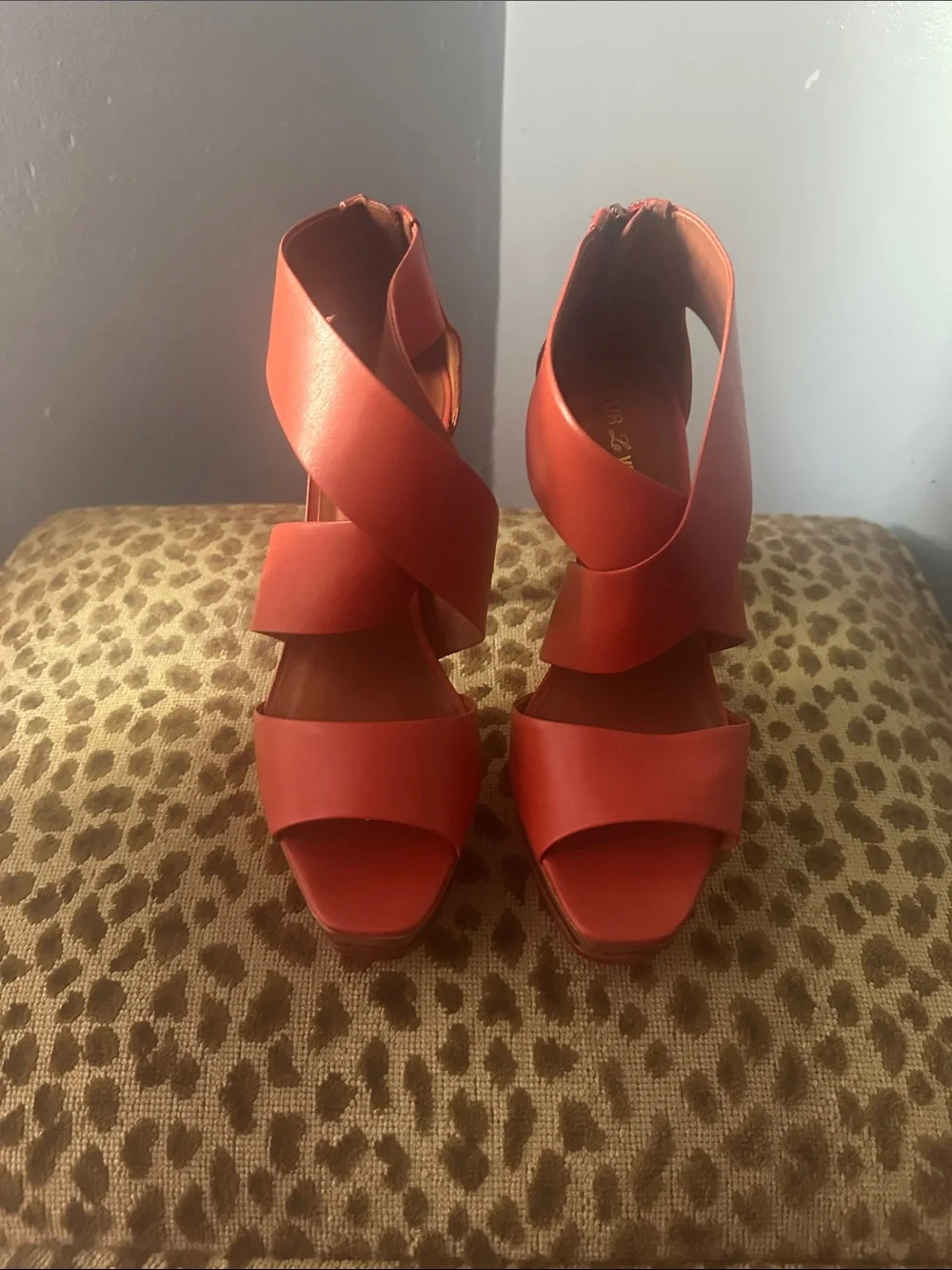 Pour La Victoire Tifara red-orange crisscross platform sandals New 9